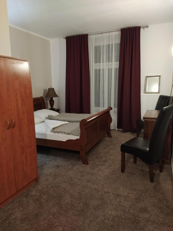 Hotel Koruna penzion Teplice nad Metují Esterno foto