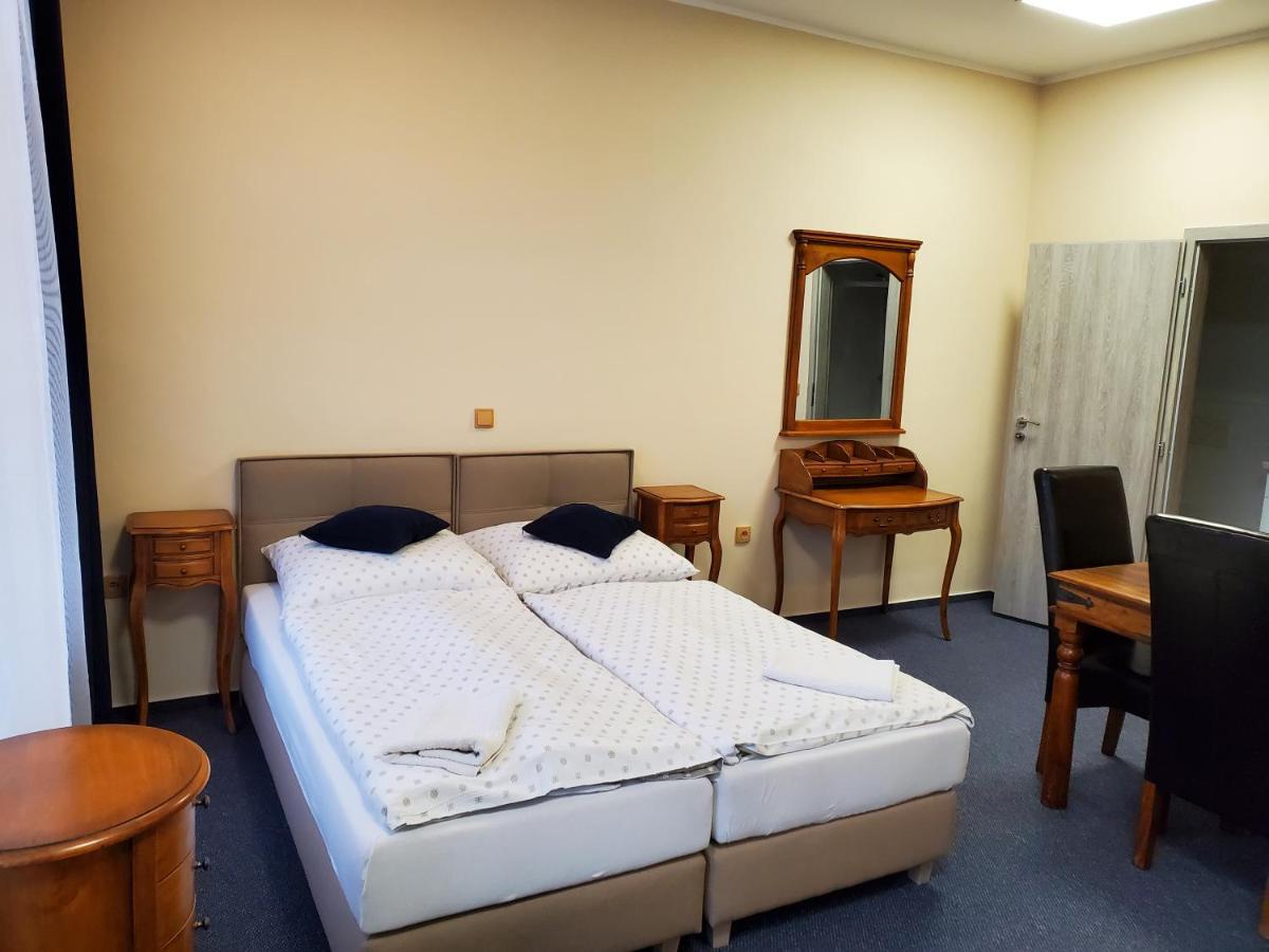 Hotel Koruna penzion Teplice nad Metují Esterno foto